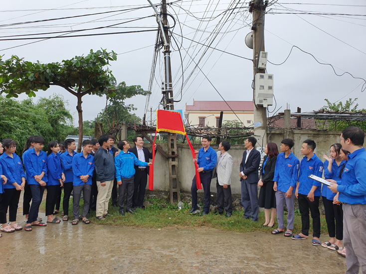 Bàn giao công trình “Thắp sáng đường quê” cho thôn Hiển Vinh