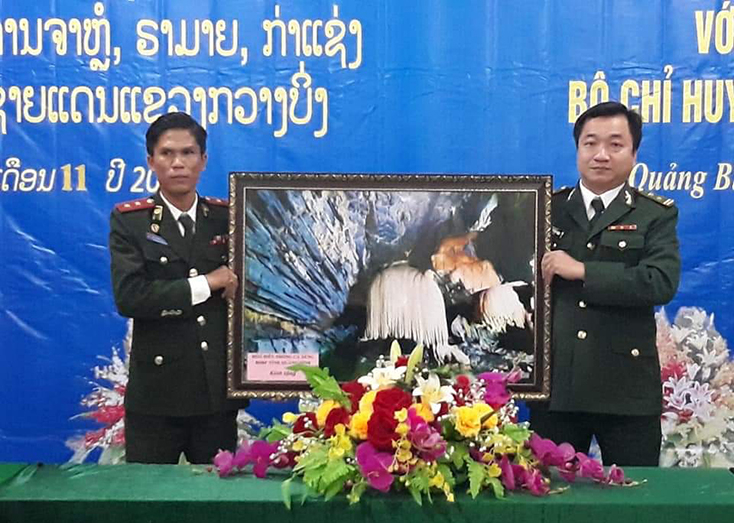 Hai bên trao quà lưu niệm cho nhau thể hiện tình đoàn kết, hữu nghị 
