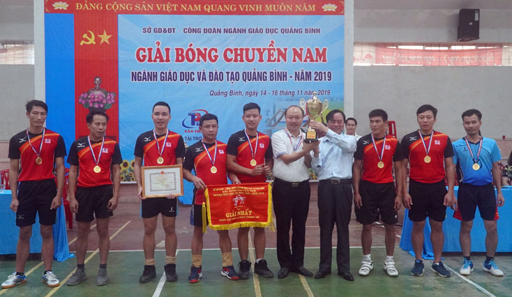  Ảnh: 1. Đồng chí Đinh Quý Nhân, Tỉnh ủy viên, Giám đốc Sở GD-ĐT, Trưởng Ban tổ chức giải trao cúp vô địch khối các đơn vị trực thuộc sở cho Trường THCS và THPT Hóa Tiến.