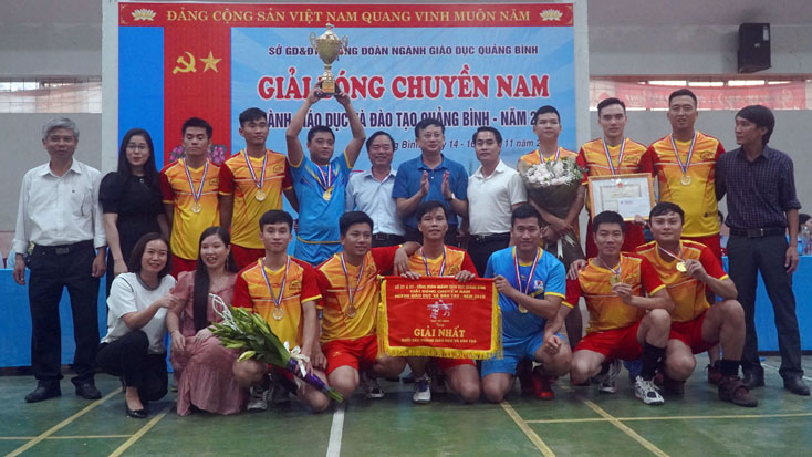 Phòng Giáo dục-Đào tạo TP. Đồng Hới giành cúp vô địch khối các phòng GD-ĐT huyện, thị xã, thành phố.