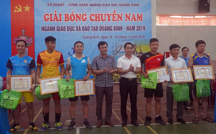 Trao thưởng cho các cầu thủ xuất sắc nhất giải.