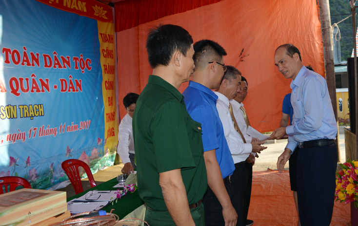 Đại diện lãnh đạo Ủy ban MTTQVN tỉnh trao phần thưởng biểu dương 5 hộ gia đình tiêu biểu trong thực hiện các phong trào, cuộc vận động trên địa bàn.