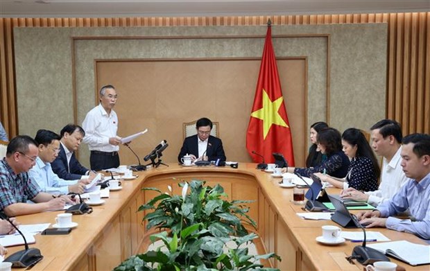 Thứ trưởng Bộ Nông nghiệp và Phát triển Nông thôn Phùng Đức Tiến báo cáo tình hình dịch tả lợn châu Phi và thị trường giá thịt lợn. (Ảnh: Dương Giang/TTXVN)