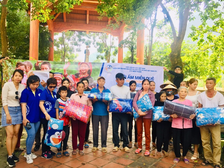 Đoàn đã đến tặng quà cho các hộ gia đình nghèo tại thôn Sen, xã Hòa Trạch, huyện Bố Trạch.