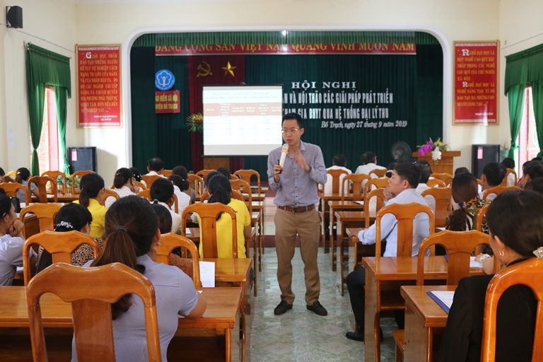 ,: Các giảng viên đến từ BHXH tỉnh hướng dẫn kỹ năng khai thác phát triển BHXH tự nguyện, BHYT hộ gia đình cho đại lý thu.