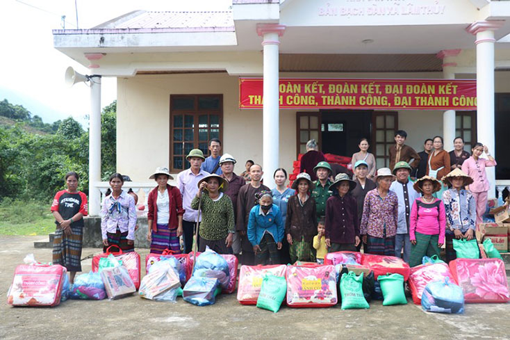 Đoàn thiện nguyện trao quà cho người Bru-Vân Kiều tại bản Bạch Đàn. 