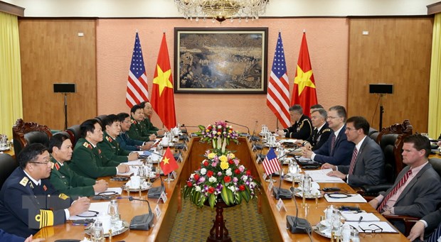 Đại tướng Ngô Xuân Lịch, Bộ trưởng Bộ Quốc phòng và Bộ trưởng Quốc phòng Hoa Kỳ Mark Esper hội đàm. (Ảnh: Dương Giang/TTXVN)