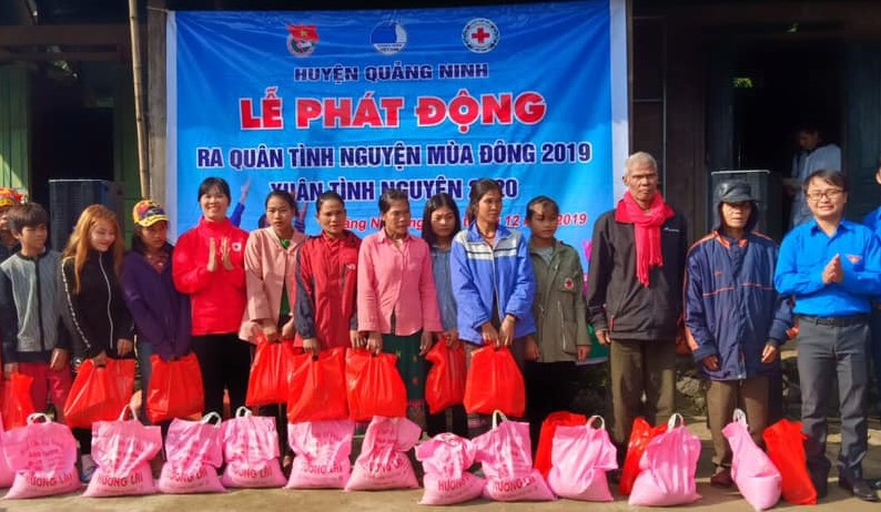 Ban tổ chức trao quà cho người dân
