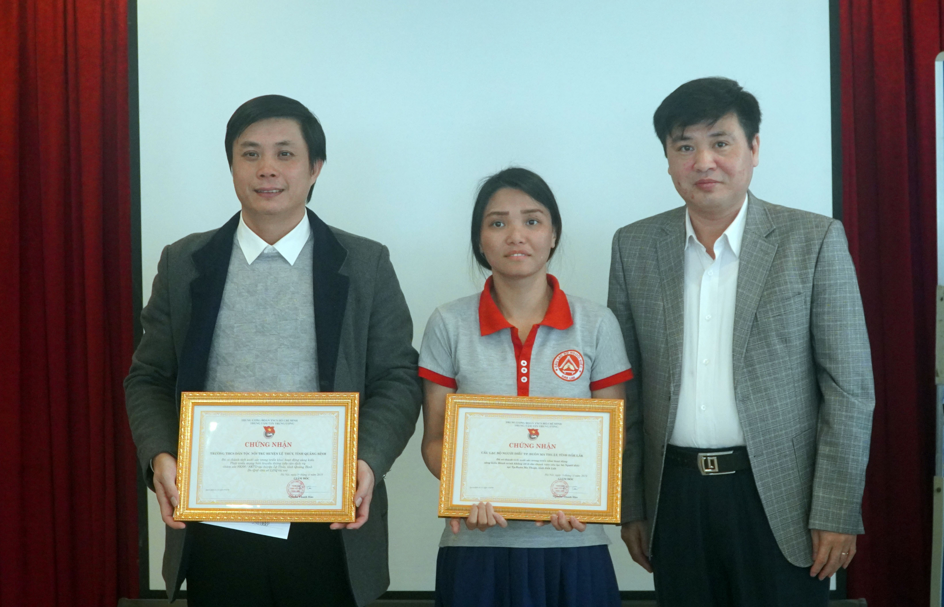 Đại diện lãnh đạo Trung tâm thanh thiếu niên Trung ương trao giấy chứng nhận thực kiện sáng kiến cho các tập thể
