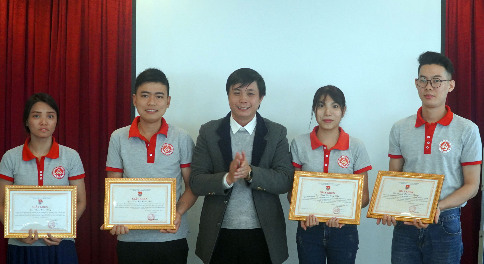 Đại diện lãnh đạo dự án khen thưởng các tuyên truyền viên xuất sắc 