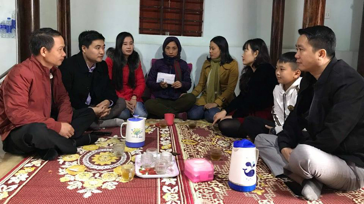 Nhiều tổ chức, cá nhân đã đến thăm hỏi, động viên chị Hà vượt qua khó khăn.