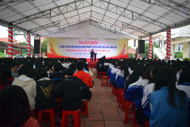 Gần 1.500 học sinh Ngày hội tư vấn, tuyển sinh giáo dục nghề nghiệp (GDNN) và giới thiệu việc làm năm 2019 với chủ đề “Chọn học đúng nghề, thành công tương lai”