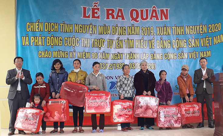 Tặng quà cho các gia đình có hoàn cảnh khó khăn tại lễ ra quân