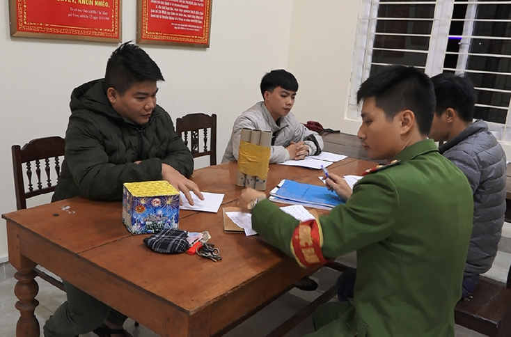 Đối tượng Phan Tại Sắc và Trương Thiện Nhân tại cơ quan Công an.