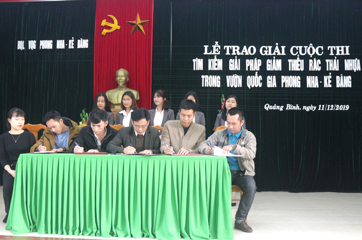 BQL VQG Phong Nha- Kẻ Bàng và các đơn vị hoạt động kinh doanh du lịch trên địa bàn ký cam kết chung tay giảm thiểu rác thải nhựa.