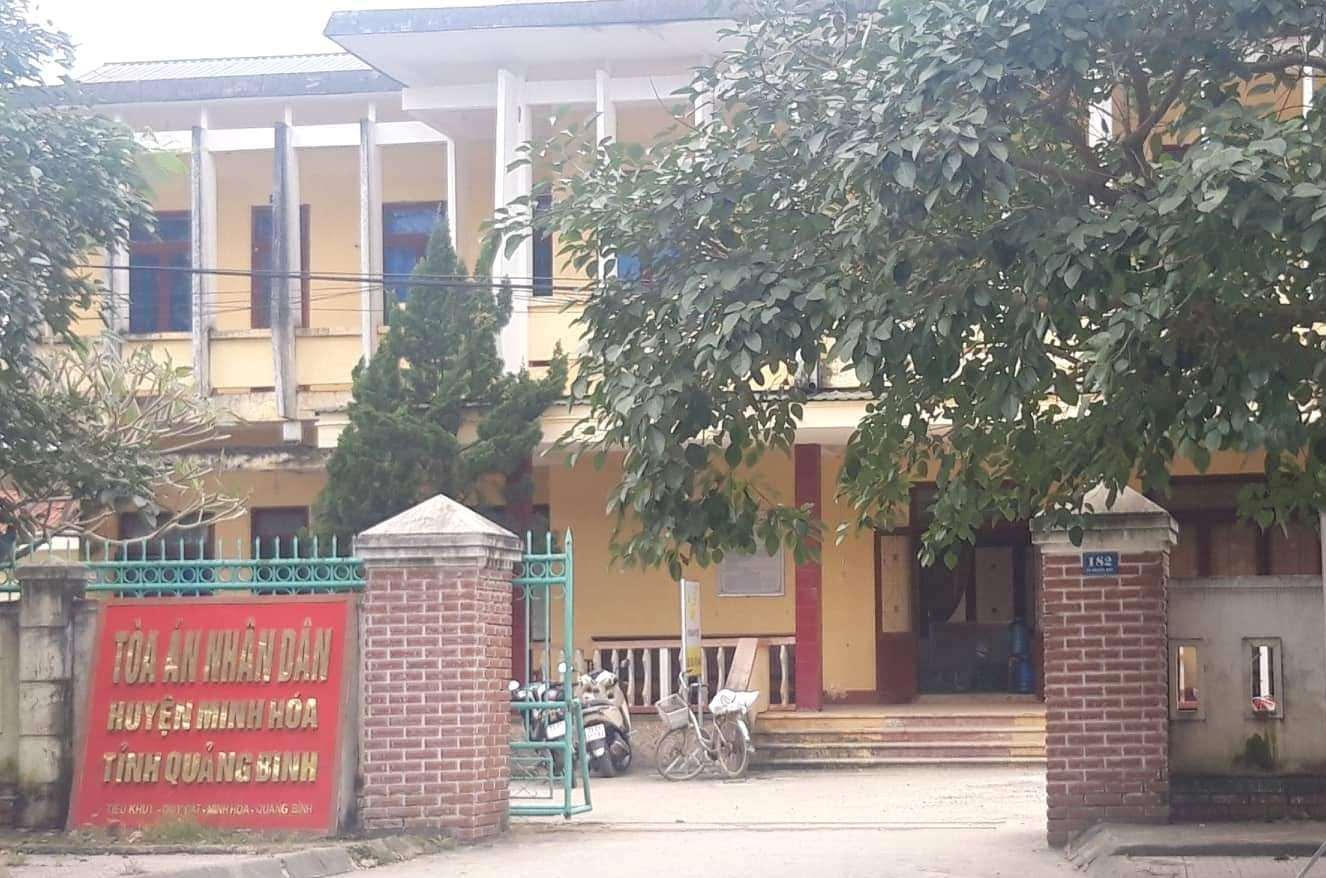 Trụ sở TAND huyện Minh Hoá nơi xảy ra vụ việc.