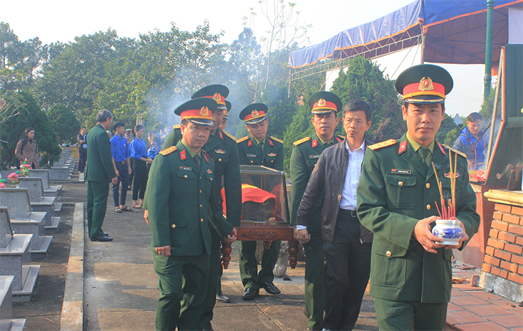 Lễ truy điệu và an táng các hài cốt liệt sỹ diễn ra trang trọng tại Nghĩa trang liệt sỹ Thọ Lộc.