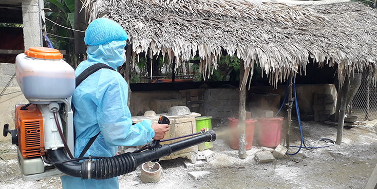 Phun thuốc khử trùng, vệ sinh chuồng trại nhằm hạn chế sự lây lan của dịch bệnh.  