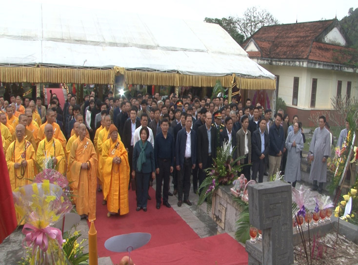 Các đồng chí lãnh đạo tỉnh và các sở, ngành, địa phương cùng đông đảo nhân dân tưởng niệm các anh hùng liệt sỹ.