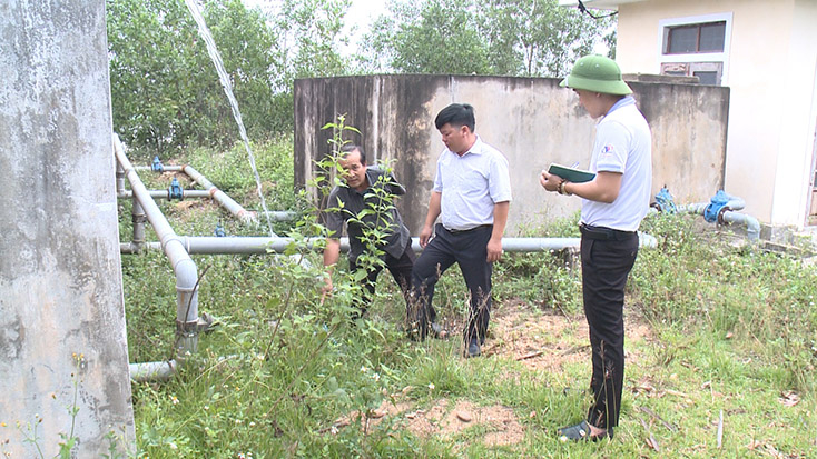 Nhìn ngoài, công trình nước ở xã Hạ Trạch khá bề thế, chắc chắn, nhưng bên trong đã bị xuống cấp, hoạt động không hiệu quả. 