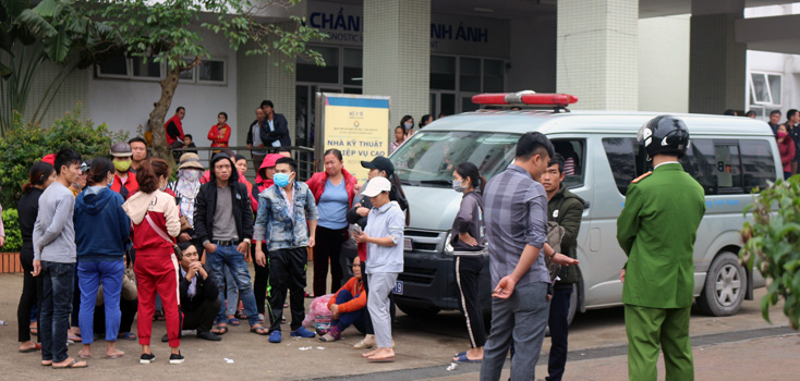 Người nhà sản phụ tập trung đông người tại bệnh viện