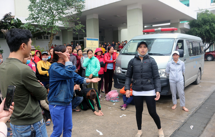 Người nhà sản phụ tập trung đông người tại bệnh viện