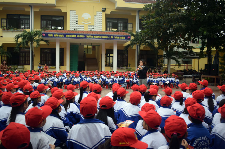 Chuyên gia tư vấn của Tổng đài Quốc gia bảo vệ trẻ em tuyên truyền, tư vấn nâng cao nhận thức phòng tránh xâm hại tình dục cho trẻ em tại Trường TH số 1 Nam Lý