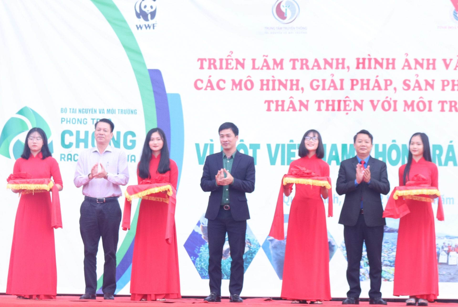 Các đại biểu cắt băng khai mạc triển lãm
