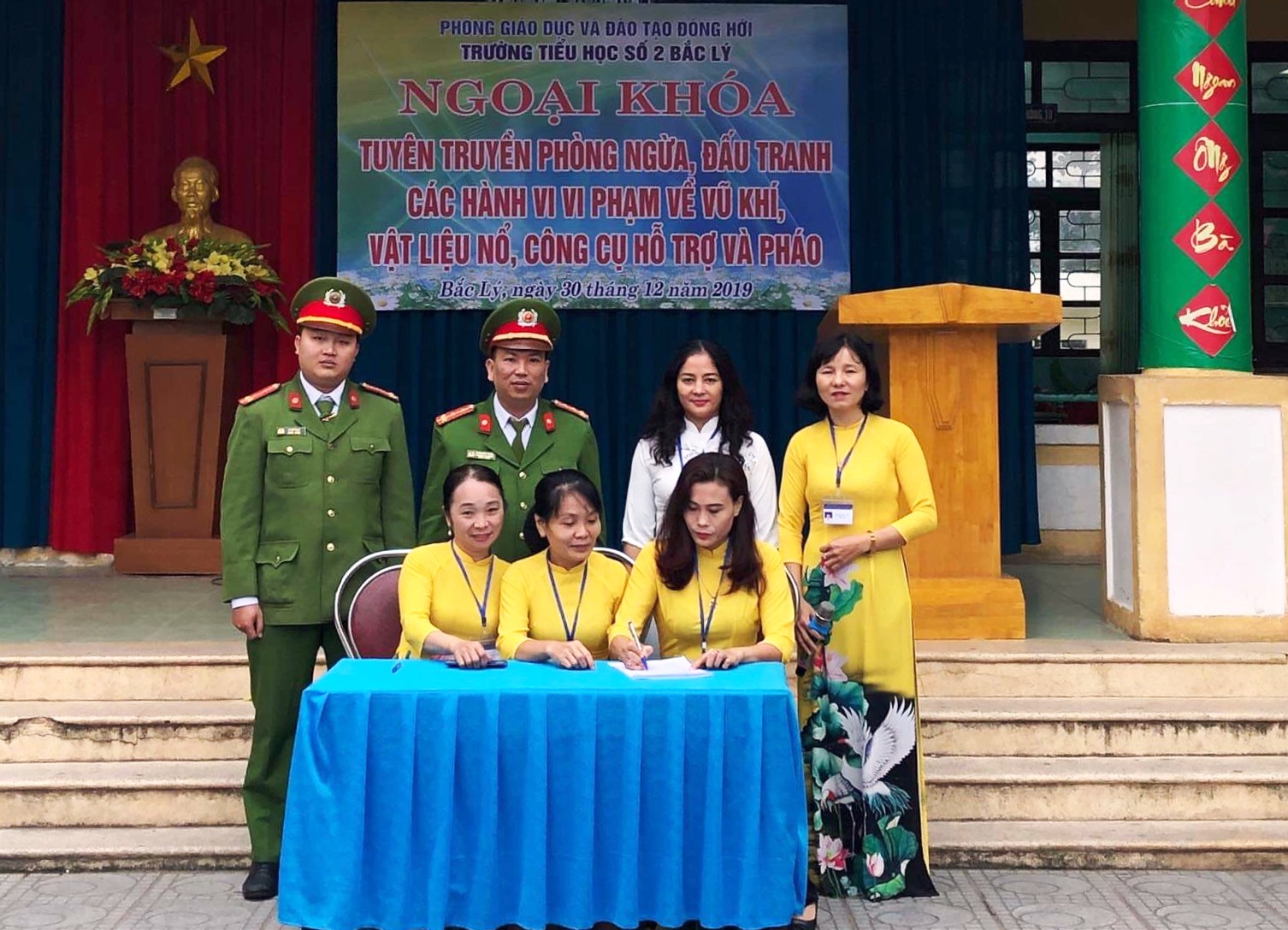 Các thầy cô giáo tham gia ký cam kết không sử dụng pháo, vật liệu nổ và các loại vũ khí