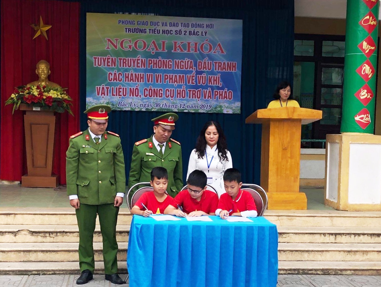 Các em học sinh  ký cam kết không sử dụng pháo, vật liệu nổ và các loại vũ khí