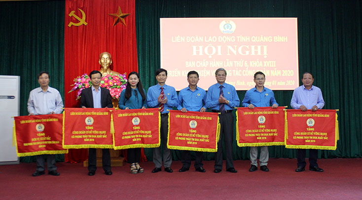 Trao cờ thi đua của LĐLĐ tỉnh cho các tập thể