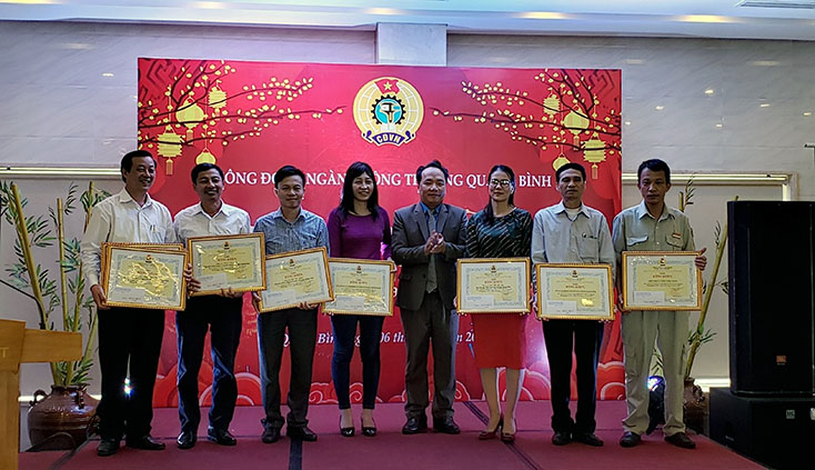 Công đoàn ngành Công thương trao giấy khen cho các tập thể và cá nhân có thành tích xuất sắc.