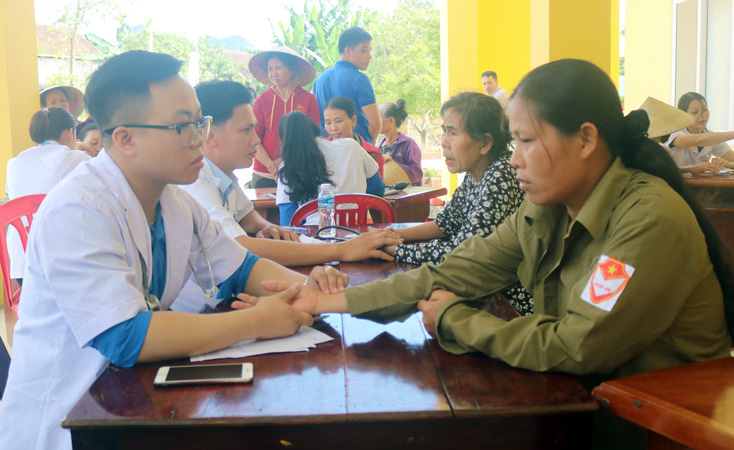 Đoàn đã khám bệnh cho người dân