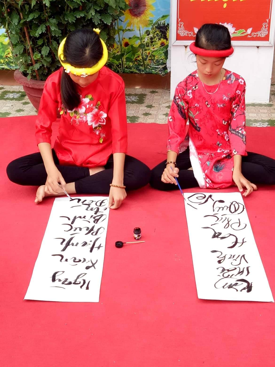 Thi viết thư pháp tại Trường tiểu học số 1 Bảo Ninh.