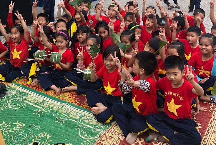 Các em học sinh hào hứng với những sản phẩm bánh chưng tự tay gói.