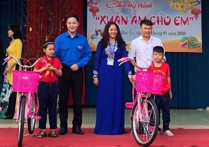 Trường tiểu học số 2 Bắc Lý tặng quà cho các em học sinh có hoàn cảnh khó khăn.