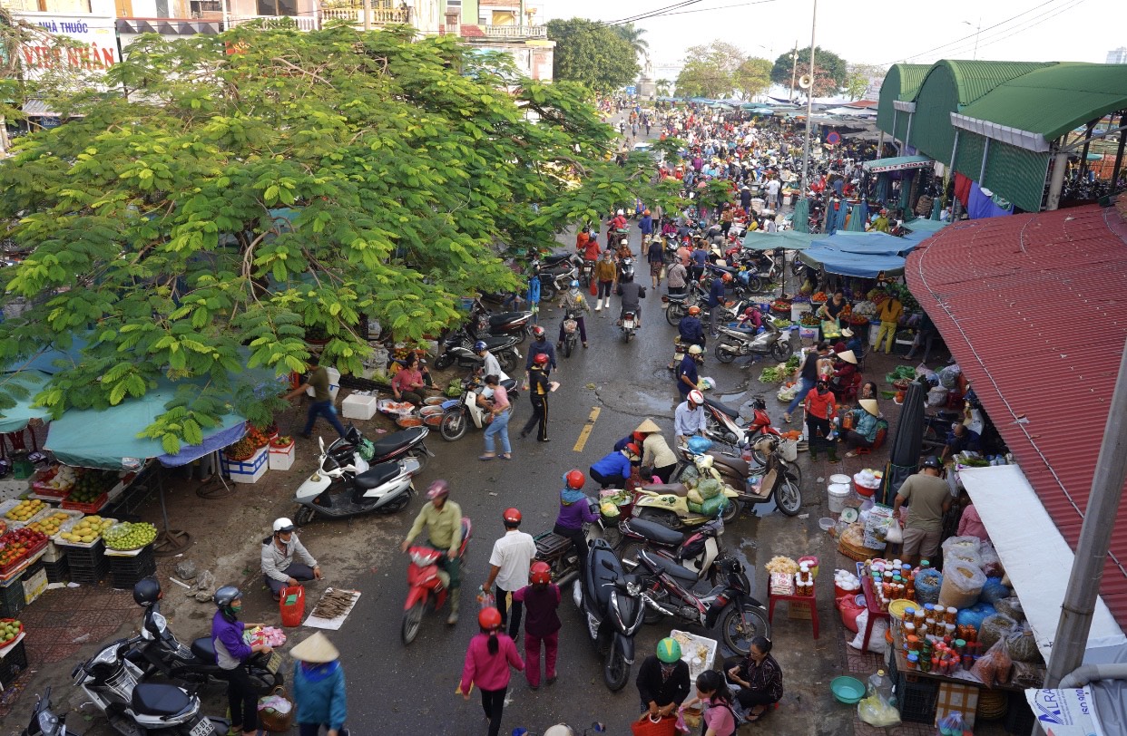 Khoảng 7h sáng, đã rất đông người tiêu dùng ghé chợ Đồng Hới để mua sắm chuẩn bị cho ngày này.