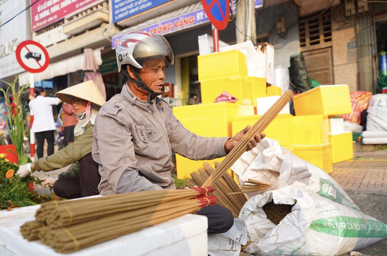Các mặt hàng khác như hương, cát trắng... cũng khá đắt khách