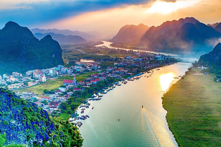 sẽ đi qua nhiều di tích lịch sử và điểm du lịch nổi tiếng tại Di sản thiên nhiên thế giới Vườn quốc gia Phong Nha – Kẻ Bàng.