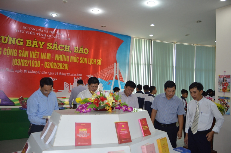 Các đại biểu tham quan không gian trưng bày.