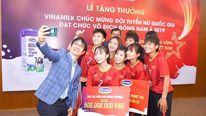 Tiền thưởng từ nhà nước và từ các Mạnh Thường Quân có ý nghĩa rất to lớn với các VĐV cả về tinh thần lẫn vật chất. Ảnh: VFF