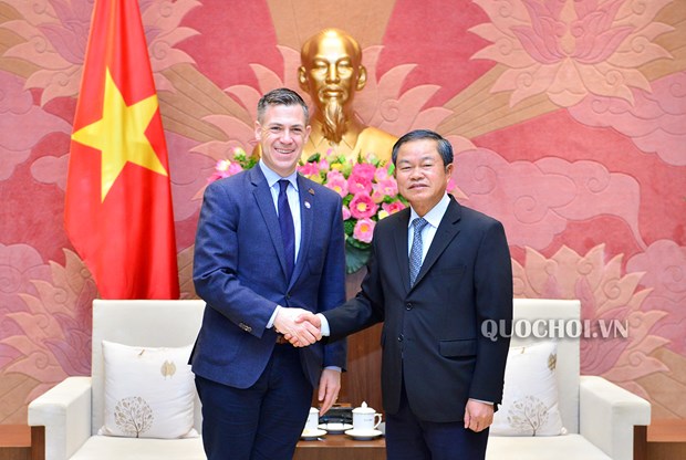 Phó Chủ tịch Quốc hội, Đại tướng Đỗ Bá Tỵ và Hạ nghị sỹ Seth Wilbur Moulton, Ủy viên Ủy ban Quân vụ Hạ viện Hoa Kỳ. (Nguồn: quochoi.vn)