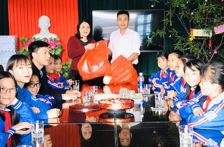 Tặng quà cho Làng trẻ em S. O. S Đồng Hới.