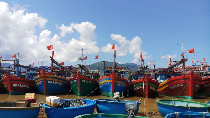 Mỗi chuyến ra khơi bám biển của ngư dân không bao giờ thiếu lá cờ Tổ quốc thiêng liêng.