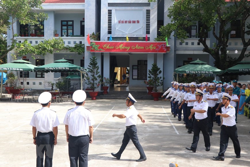 Nghi lễ duyệt đội danh dự vào sáng mùng 1 Tết Canh Tý 2020 của cán bộ chiến sỹ đảo Sinh Tồn, quần đảo Trường Sa, tỉnh Khánh Hòa. (Ảnh: Nguyễn Văn Nhật/TTXVN)
