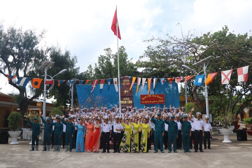 Quân và dân trên đảo Sinh Tồn, quần đảo Trường Sa, tỉnh Khánh Hòa gửi lời chào, chúc mừng năm mới về đất liền vào sáng mùng một Tết Canh Tý 2020. (Ảnh: Nguyễn Văn Nhật/TTXVN)