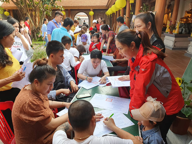 Người đi chùa viết sớ cầu an