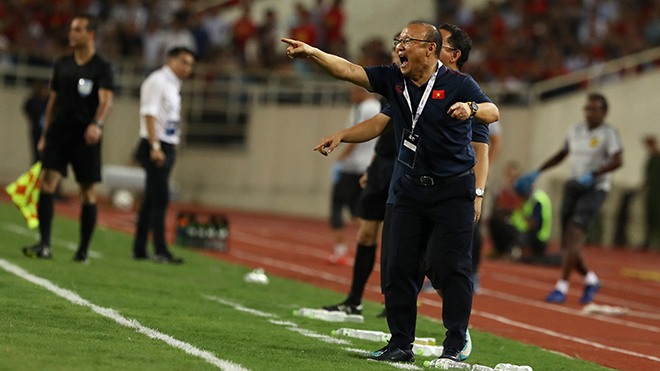 Một mình HLV Tan Cheng Hoe đã đủ khiến HLV Park đau đầu, nay AFF Cup 2020 lại có thêm 2 HLV tên tuổi nữa là ShinTae Young (Indonesia) và Akira Nishino (Thái Lan). Ảnh: Hoàng Linh