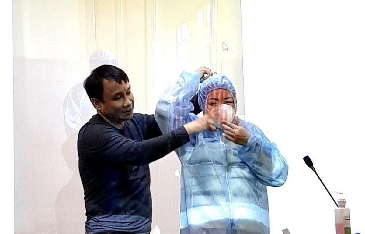 Tập huấn sử dụng phương tiện phòng hộ cá nhân cho các y, bác sỹ bệnh viện. (Ảnh: Mai Trang/TTXVN)