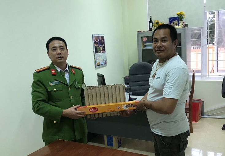 Nhiều người dân tự nguyện giao nộp pháo tại cơ quan Công an thời điểm trước tết.